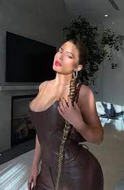 Kylie jenner style new hair kylie jenner hair evolution beauty kylie jenner makeup kylie kylie jenner shows some serious cleavage in new selfie | celebuzz. Kylie Jenner Posts Revealing Instagram Pictures In Leather Corset