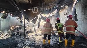 Area jakarta kawasan industri pulogadung. Kebakaran Hebat Di Plumbon Sukoharjo Api Melalap Gudang Ban 1 Mobil Kijang Hangus Terbakar Tribun Solo