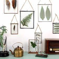 Il suffit de quelques verres de cadres et d'adhésif pour réaliser un mur de cadres unique en 3 étapes. Deco Murale L Herbier Fait Son Retour Cote Maison