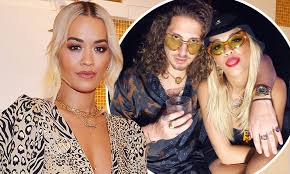 Apparently, it's celebrity breakup season as yet another hollywood couple bit the dust. Rita Ora Rekindles Her Relationship With Musician Ex Andrew Watt After Fling With Andrew Garfield Daily Mail Online