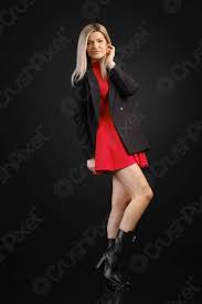 Pretty woman is packed with guilty pleasures. Hubsche Frau In Rotem Kleid Und Schwarzer Jacke Posiert Foto Vorratig Crushpixel
