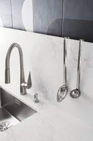 En effet, sa porosité nulle rend le plan de travail quartz très résistant aux taches et sa texture empêche les bactéries de se développer. Le Quartz 4 Raisons Pour Ne Pas En Mettre Dans Ma Cuisine