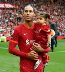 Không thể không yêu mến Van Dijk và con gái của anh ấy 🥺🐐
