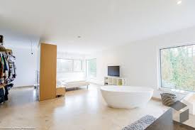 Schlafzimmer Mit Freistehender Badewanne Alle Infos Zum Haus Von Fischerhaus Mit Einem Klick Auf Das Bild Erhalten Fertighaus De Haus Fertighauser Zimmer