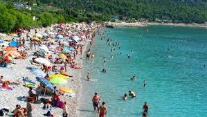 Αναχώρηση στις 12:00 για την παραλία του πόρτο γερμενό, όπου θα παραμείνουμε για μπάνιο και. Erxetai Kalokairi Ti Ginetai Me To Porto Germeno Newspull