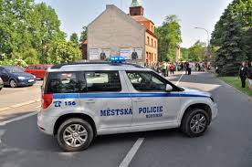 Hodině odpolední přijali operátoři tísňové linky oznámení o loupežném přepadení peněžního ústavu v. Mestska Policie Bohumin Policie