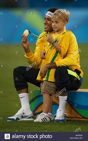 Neymar jr ist neymar, der bei brasilien und paris spielt. Rio De Janeiro Brasilien 20 August 2016 Neymar Jr Von Brasilien Und Sein Sohn David Lucca Nach Dem Spiel Zwischen Brasilien Vs Deutschlands Gultig Fur Das Rennen Fur Fussball Gold In Rio
