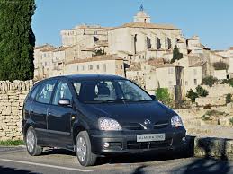 The japanese market model was released as the nissan latio, imported from thailand, on 5 october 2012. Nissan Almera Tino 2005 Pictures Information Specs