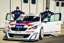 Con intelligenza, sensibilità e gusto rovere si butta a rotta di collo lungo un tracciato pieno di curve pericolose tenendo ben saldo il volante. Peugeot 308 Racing Cup Direttamente Da Veloce Come Il Vento Al Volante Stefano Accorsi Foto Allaguida