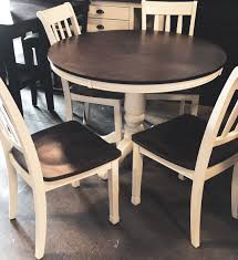 The Whitesburg Dining Set Includes A Round Dining Table With Four Side Chairs With The Warm Two Tone Look Of The Yemek Masasi Sandalyesi Yuvarlak Yemek Masasi