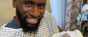 Er steht seit sommer 2017 beim fc chelsea unter vertrag. Bei Em Spiel Warum Tragt Antonio Rudiger Eine Augenmaske Promiflash De