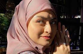 Kini dunia maya sedang di gemparkan oleh salah satu video 20detik dan sampai sekarang ini vidio tersebut banyak dicari oleh. Profil Nathalie Holscher Mantan Dj Yang Mualaf Dan Menjadi Istri Sule Matamata Com