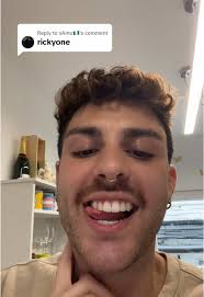 Amo abdica dal mondo dei vivi