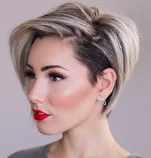 Taglio di capelli corti ricci asimmetrico. Tante Idee Per Il Tuo Nuovo Taglio Di Capelli Corti Vogue Italia