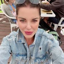 Puoi anticipare i nuovi trend della moda capelli ispirandoti a queste foto che ti mostrano tagli corti e medi, capelli lunghi e le nuove tendenze sulle acconciature, sempre utili in particolare per le. Alba Parietti Il Nuovo Look Dopo Le Vacanze Blondie E Rock