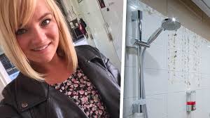 Möttes av städare i duschen i simhallen i Växjö