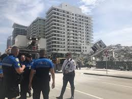 Unas ochenta unidades entre vehículos de los servicios de rescate y bomberos buscan también posibles víctimas entre los escombros. Se Derrumba Edificio En Miami