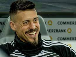 Latest on tianjin teda forward sandro wagner including news, stats, videos, highlights and more on espn. Sandro Wagner Mit Ehefrau Denise Im Familiengluck Wunderweib