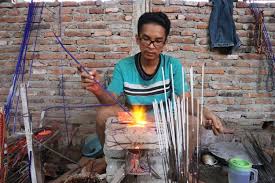 Sontak aksi bocah ini pun viral di media sosial. Mengintip Dapur Kerja Perajin Manik Manik Ubah Limbah Kaca Jadi Produk Yang Diminati Dunia Halaman All Kompas Com