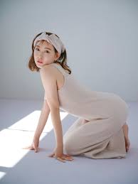 渡辺美優紀、胸元チラリなルームウェア姿「可愛いのオンパレード」「いきなり髪短くて驚いた」 | ORICON NEWS