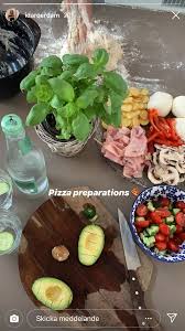 Pizza Night Met Heel Veel Verschillende Toppings Zodat Je Je Eigen Pizza Kan Maken Met Cocktails Aesthetic Food Pretty Food Food Inspiration