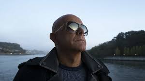 Se um dia o chão te disser que os teus passos penetram as sombras da sorte, e os néons crepitam palavras em vãos de escada onde fintas a morte, então mil carros. Morreu O Pai De Pedro Abrunhosa