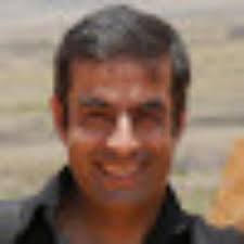 Buena ubicación. Buen desayuno. Mal trato del dueño.