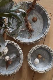 Dekoidee Sideboard Und Tisch Mit Schalen In 2020 Metallschale Naturlich Dekorieren Deko