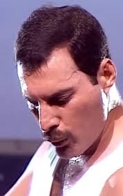 I sincerely believe that it is very simple to recognize the talent of a  band, but I am sure that the first thing you notice about Queen is  Freddie's extraordinary voice! Listening