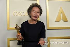 영국인들도 빵 터진 윤여정 수상소감(+현지반응). Dhutcvsvixyvvm