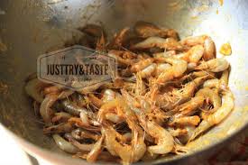 Sesuai namanya, masakan ini memadukan cita rasa asam dan manis yang segar bila disantap. Resep Udang Goreng Kunyit Just Try Taste