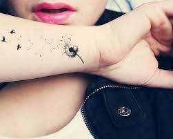 Özellikle el bileğine ve ayak bileğine yapılan küçük, sevimli dövmeleri, hanımlara çok yakıştırıyorum. Cute Tiny Tattoo Designs For Working Women Small Wrist Tattoos Dandelion Tattoo Design Tattoo Designs For Girls
