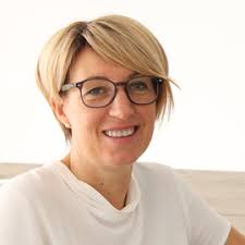 Elisa Piper's Instagram, Twitter & Facebook