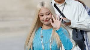 BLACKPINKs Jennie Goes Blonde, Skips Pants for Chanels Spring-Summer 2025  Show at PFW — See Photos | Teen Vogue