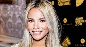 Dat het serieus is tussen de twee blijkt wel. Zo Ziet De Nieuwe Vriend Van Monica Geuze Eruit