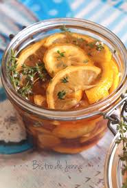 Passez à l'extracteur les morceaux d'ananas, de pommes, de citrons verts et de gingembre, en les alternant. Citron Gingembre Miel Thym La Potion Magique Bistro De Jenna