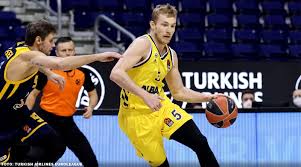 Alba berlin, brose baskets bamberg and ewe baskets oldenburg are interested in ncaa champion niels giffey. Berlin Dominiert Khimki Niels Giffey Mit Career High Basketball De