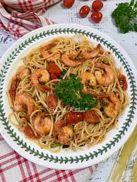 Dalam resepi aglio olio ini che nom gunakan seafood, tapi boleh juga jika anda nak masukkan hirisan isi ayam atau daging. Jom Masak Spaghetti Aglio Olio Paling Sedap