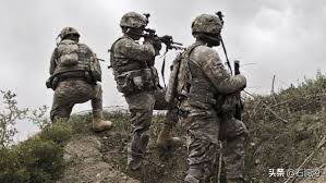 Soldiers in a firefight with taliban forces in kunar province; 6park Com å›žé¡¾é˜¿å¯Œæ±—æˆ˜äº‰ 20å¹´ 2 26ä¸‡äº¿ç¾Žå…ƒ 24ä¸‡äººæ­»äº¡