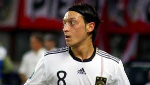 Alman basını olayı özil özil'e karşı başlığıyla duyururken, mustafa özil'in şirketinin mesut özil'i dava ettiği bildirildi. Mesut Ozil In Otobiyografik Kitabindan Yildiz Futbolcunun Hayatina Dair Bilinmeyenler Eksi Seyler