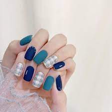 秋に挑戦したくなる韓国ネイル マットなブルーのネイルに チェック柄を合わせて クールな可愛らしさがポイント 韓国情報 ダオン daon 다온 nail nailart nailstagram instanai トレンドネイル ネイル 韓国のネイル