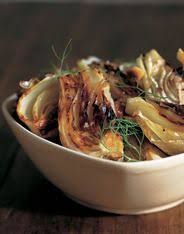 Le Fenouil A Un Gout Leger De Reglisse Il Est Souvent Mange Cru En Salade Les Feuilles Sont Egalement Utilisees En Ta Recette Fenouil Fenouil Confit Fenouil