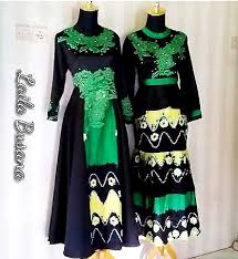 Untuk mempermanis tampilan baju lebaran yang minimalis, kamu cukup mengenakan model kaftan dengan perpaduan warna putih dan biru terang. Model Baju Sasirangan Muslimah Terbaru Hijabfest