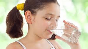 Majalah air minum tempat air minum. Tips Jitu Agar Si Kecil Senang Minum Air Putih Mamapapa Id