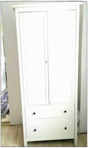 Mit schubladen, fächern und stangen überzeugt das praktische innenleben ebenso wie die hülle mit raffinierten spiegeltüren oder reizvollen ornamenten. Pin On Schrank Design