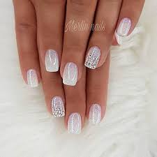 Unas pequeñas piedras en las uñas blancas pueden hacer que tus uñas decoradas resalten y brillen aún más y si lo combinamos con esmalte de escarcha plateado quedara mejor. Unas Con Piedras Manicura De Unas Unas Para Novia Manicura