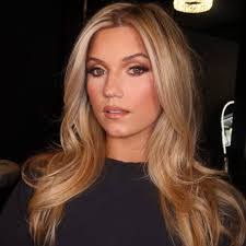 Selena Saunders's Instagram, Twitter & Facebook