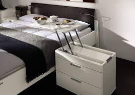 طاولات بجانب السرير لغرفة النوم 27 صورة طاولات زجاجية مصممة على عجلات