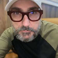 La belleza es un don aparte. Quien la tiene es verdaderamente privilegiado,  porque te ayuda para todo...para todo". María Félix