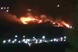 Μάχη με τις φλόγες συνεχίζουν να δίνουν ισχυρές δυνάμεις της πυροσβεστικής υπηρεσίας και εθελοντές. Kzi2kbe1p0ooxm